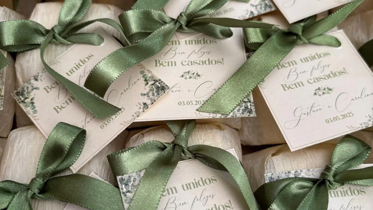 Bem casados de casamento embalados em papel creme com laço verde-oliva e tag personalizada