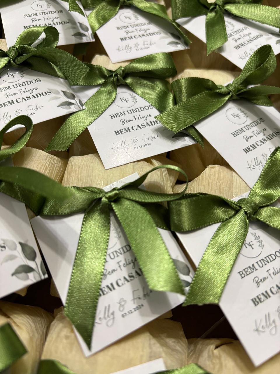 Bem casados embalados em papel creme com laço de cetim verde-oliva e tag personalizada