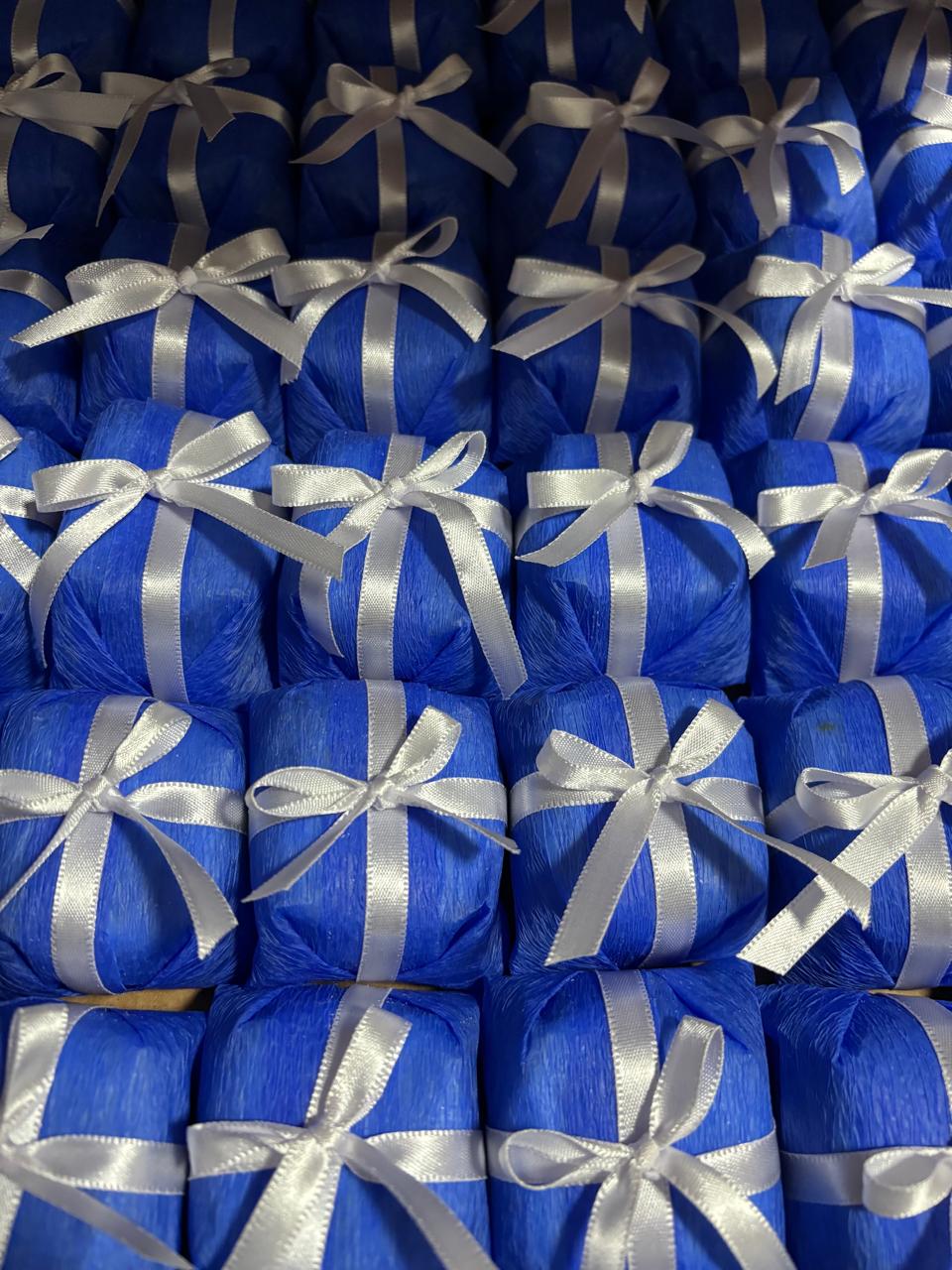 Bem casados embalados em azul-royal com fita e laço de cetim branco