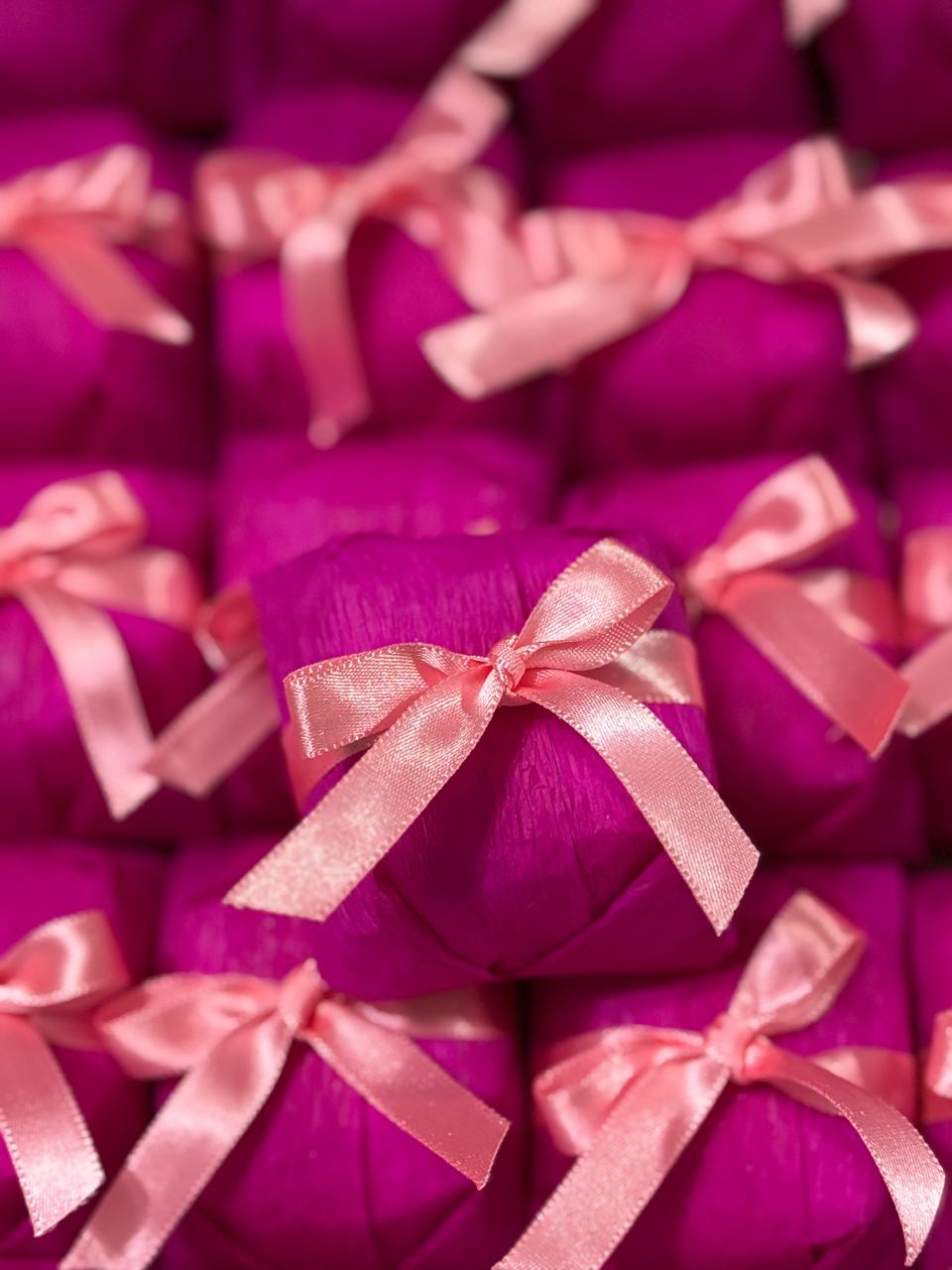 Bem casados embalados em fúcsia com laço de cetim rosa claro