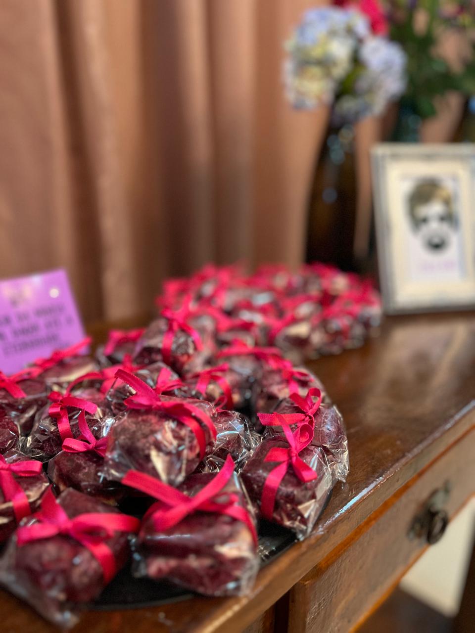 Bem casados embalados em tons de marrom e rosa pink, com laço de cetim rosa pink